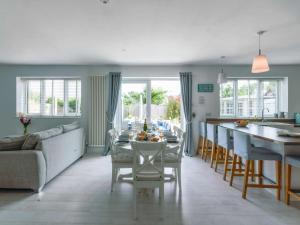3 Bed in Mudeford oc-nfl84