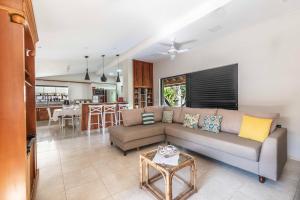 Casa dentro cond. Tenório à 50mts pé areia, térrea, ar cond split, área gourmet, cervejeira