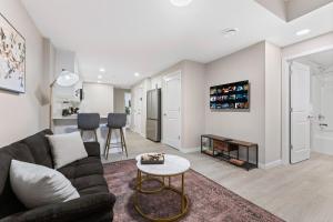 Classic 2 Bed-Basement Near the lake