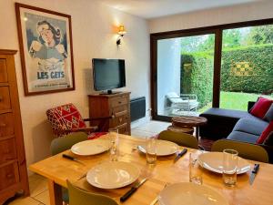 Appartement Central avec Jardin Privatif aux Gets, Proche Commerces et Pistes - FR-1-623-236