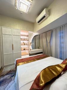 Luxe 1BR Condo - Near BGC & Venice Grand Canal