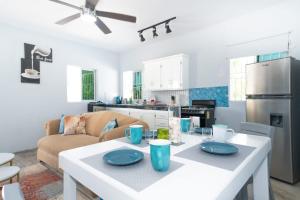 Secret Gems 1 Bedroom Apartment, Pool & Lounge Area