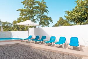 Secret Gems 1 Bedroom Apartment, Pool & Lounge Area