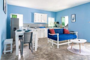 Secret Gems 1 Bedroom Apartment, Pool & Lounge Area