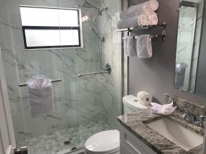 River Side Downtown 3 mins away!!