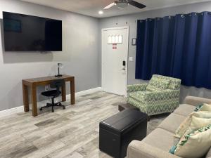 River Side Downtown 3 mins away!!