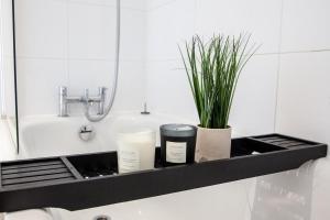 Manchester 3BR House Contractor Hospital Uni