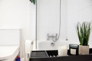 Manchester 3BR House Contractor Hospital Uni