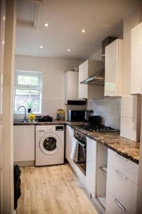 Manchester 3BR House Contractor Hospital Uni