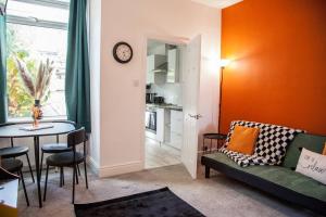 Manchester 3BR House Contractor Hospital Uni