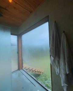 Refúgio com Banheira Panorâmica e Vista Infinita