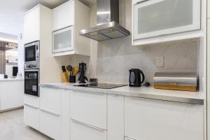 Simply Comfort Vacation Homes Rental Lux Penthouse 4BR Apartment with Iconic Marina Views in Sadaf2 JBR