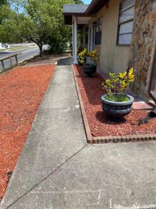 River Side Downtown 3 mins away!!