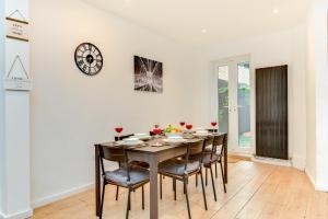 Charming Coastal Retreat in BN2