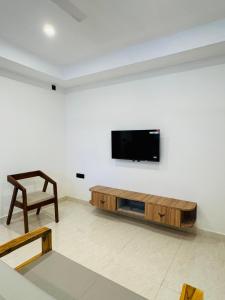 Zyra Stays Hitech City