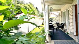 Pronssi Villa, Vuokatin ytimessä sisältyy Ilmainen pysäköinti, Sauna, etu terassi ja piha alue, Wi-Fi, SmartTV