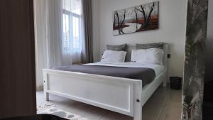 Ruaka convertible apartment with a pool