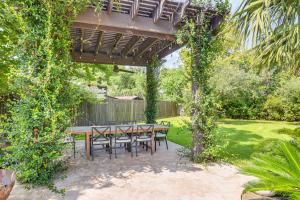 Pool and Hot Tub Family-Friendly Houston Area Home!