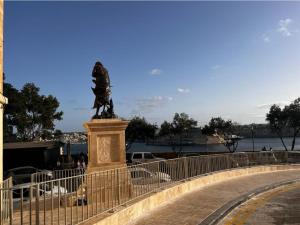 Valletta Majestic Grand Harbour View 3-Bedroom by Malta Weekend