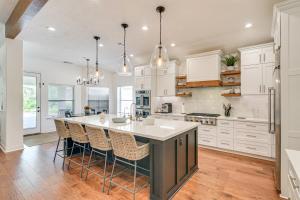 Pool and Hot Tub Family-Friendly Houston Area Home!