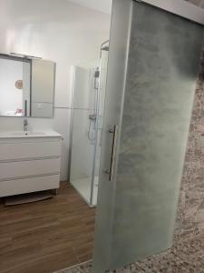 Acogedora casa familiar de 4 habitaciones y gran terraza a metros de la playa