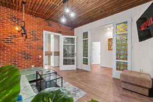 Monkeys Den Ultra-central