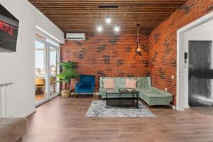 Monkeys Den Ultra-central