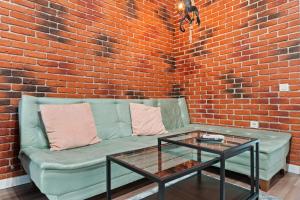 Monkeys Den Ultra-central