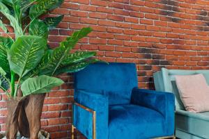 Monkeys Den Ultra-central