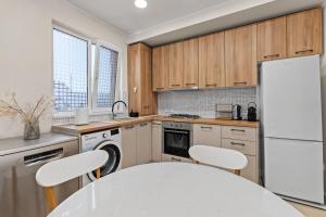 Monkeys Den Ultra-central