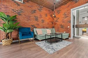 Monkeys Den Ultra-central