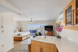 1341- Ilikai Collection 7- Gorgeous Sunset and Beachfront Condo
