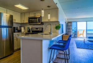 643- Beachfront Condo- Ilikai Collection 11- Sleeps 6.