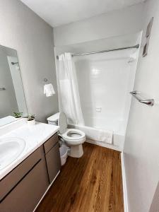 Bright and Spacious Townhome Near Parks and Dining