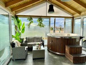 Deluxe Studio with Sauna and Jacuzzi - Adults only