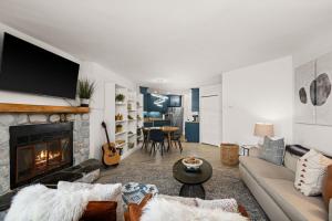 Fully updated condo ski in ski out hot tub pool