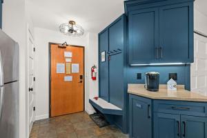 Fully updated condo ski in ski out hot tub pool