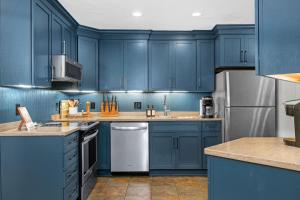 Fully updated condo ski in ski out hot tub pool