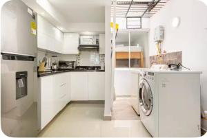 Group Stay in Poblado - Walk Everywhere - King Bed