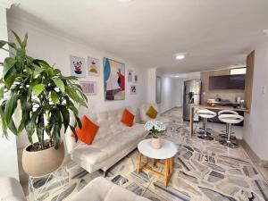 Medellin Poblado Gem Walk to Provenza and Lleras