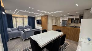 شقة vip للايجار بكومبوند ازاد التجمع الخامس امام الجامعة الامريكية