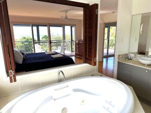 Rainbow Beach House - Rainbow Beach. Pool. Wifi. Views.