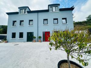 Railway House, Halfway