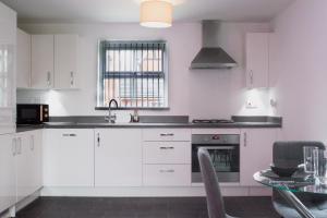 Contractor and Relocator Apartment, Long Stay Savings, Fibre Optic Super Fast Speed Wi-Fi, Multiple Free Parking Spaces, Netflix - Sleeps 4