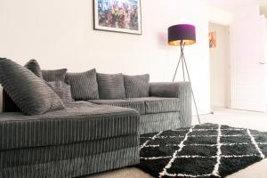 Contractor and Relocator Apartment, Long Stay Savings, Fibre Optic Super Fast Speed Wi-Fi, Multiple Free Parking Spaces, Netflix - Sleeps 4