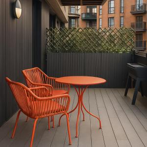 Modern city centre 2 bedroom apartment with large balcony