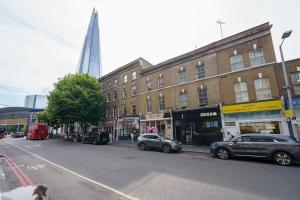 Steps from London Bridge Apartment for 5