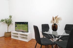 Steps from London Bridge Apartment for 5