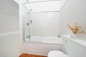 Steps from London Bridge Apartment for 5