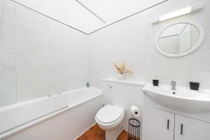 Steps from London Bridge Apartment for 5